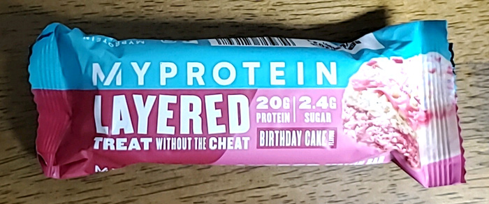 レイヤードプロテインバーバースデーケーキパッケージ