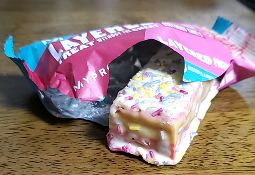 レイヤードプロテインバーバースデーケーキ中身