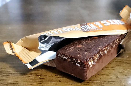 オーツ&ホエイプロテインバーチョコレートピーナッツ中身
