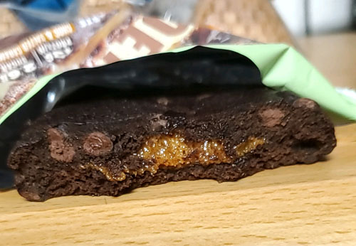 gooey_filled_cookieチョコ＆塩キャラメル断面