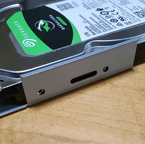 HDDケースネジ穴